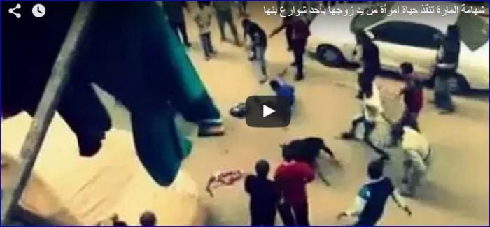 بالفيديو..رجل يحاول ذبح زوجته في الشارع