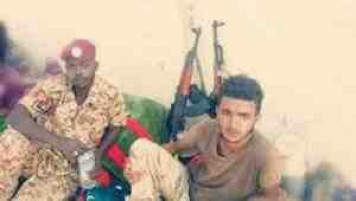 ساهد بالصورة: جندي سوداني يتناول القات في جلسة مقيل مع جنود يمنيين