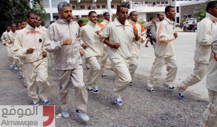 شاهد صورة للشيخ المخلافي يقود ميدانياً تدريب مقاومين جدد بقوات النخبة في تعز