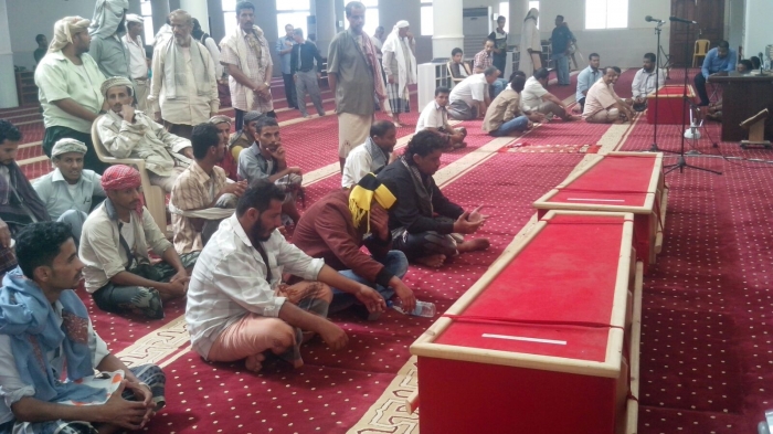 صورة: وصول جثمان اللواء جعفرإلى مسجد العادل قبل التشييع .. لايغطيه اي علم
