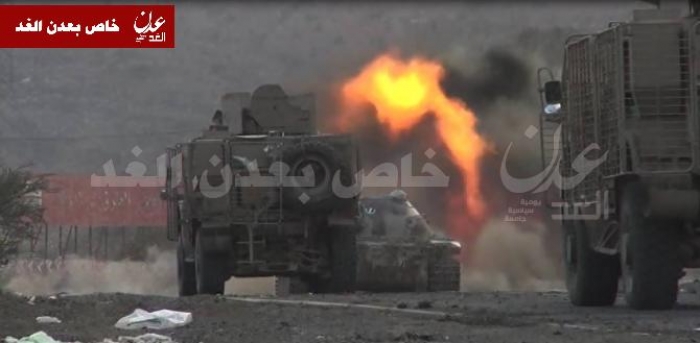 شاهد اولى الصور من معارك الشريجة والمقاومة تستخدم المدفعية الثقيلة ضد الحوثيين