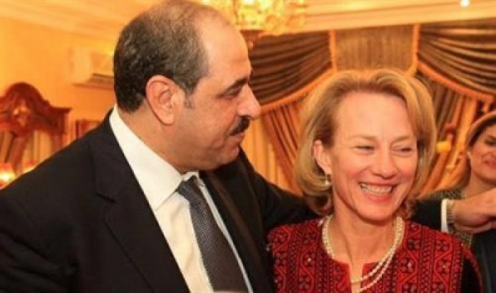 شاهد الصــور: برلماني أردني يتوعد بعد فضيحة تقبيله وأحتضانه للسفيرة الأميريكية