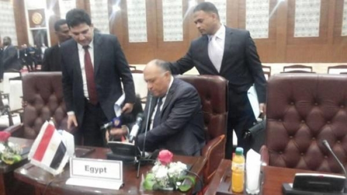 وزير الخارجية المصري يُحطم «ميكروفون الجزيرة» (صورة)