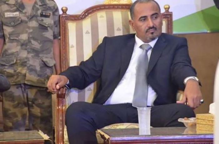 شاهد بصورة محافظ عدن يزاول نشاطه من مبنى المحافظة .