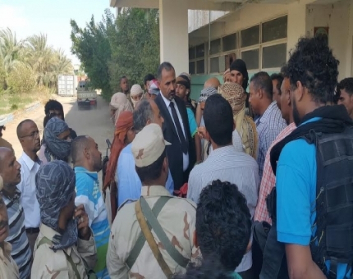 محافظ عدن يزور أسر شهداء وجرحى مرافقي الشهيد جعفر ويتفقد محطة الحسوة