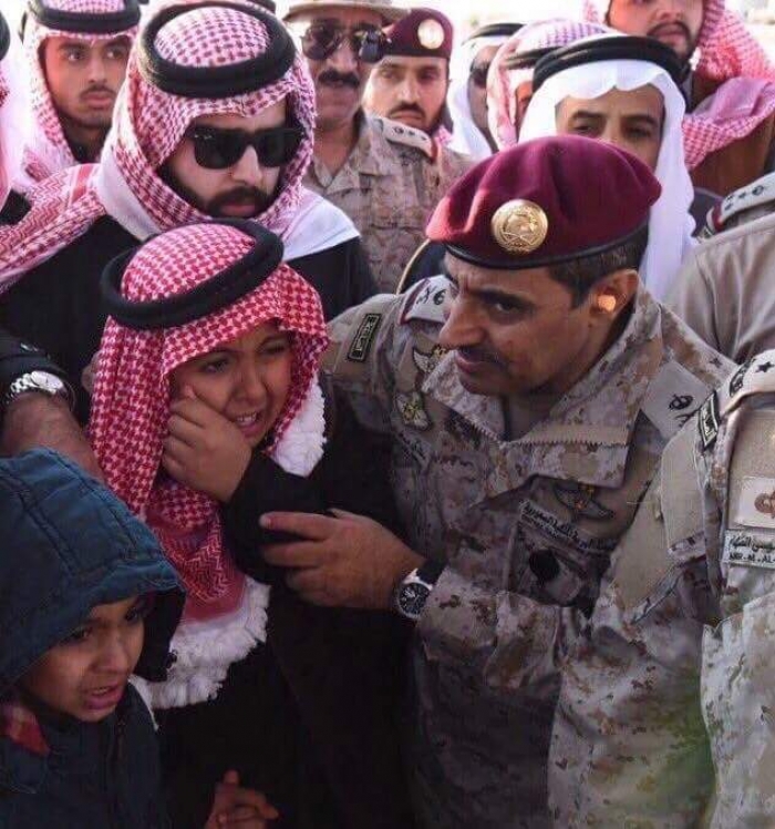 شاهد صورة مؤلمة لأولاد الشهيد "السهيان " وهم يستقبلون جثمان والدهم في قاعدة خالد بالرياض