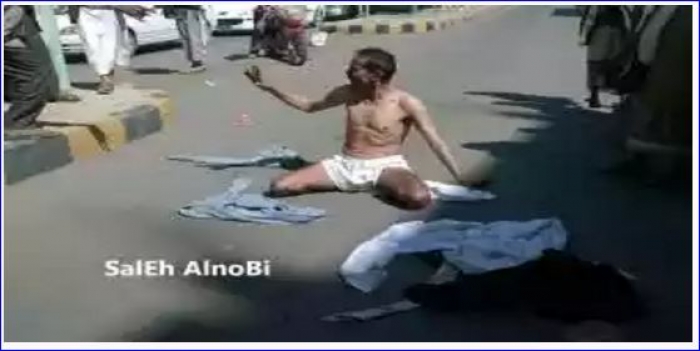 بالصورة .. جندي يخلع ملابسه ويقطع أحد الشوارع بصنعاء بعد تعرضه للضرب بمقر عمله من قبل الحوثيين