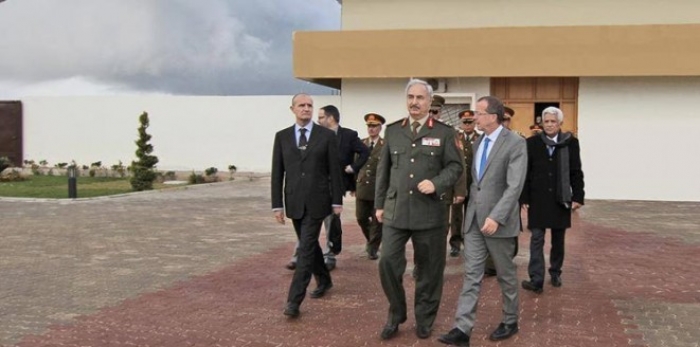 حفتر لكوبلر: الجيش لن يكون حجر عثرة أمام تحقيق الوفاق الليبي
