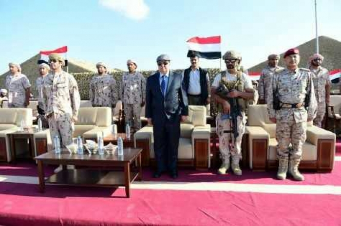 صورة . هادي يجرد صالح من كل شيء حتى القبعة .
