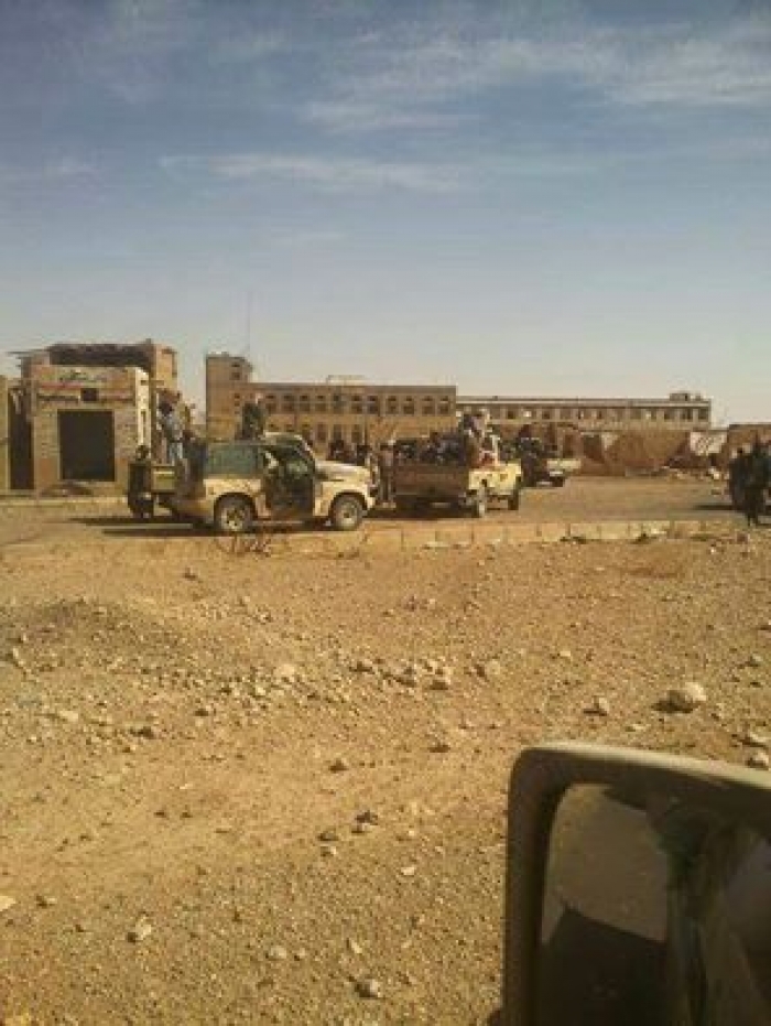 شاهد  صورة المقاوم الحافي من امام مبنى محافظة الجوف .. من لايهاب الموت لايخاف من حر الاسفلت