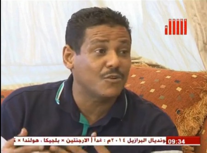 سلطان الكرة اليمنية يهدي فانلته التلالية لمحافظ الضالع