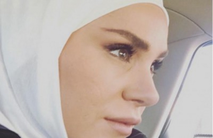 صورة ديمة قندلفت بالحجاب تثير الجدل حول اسلامها