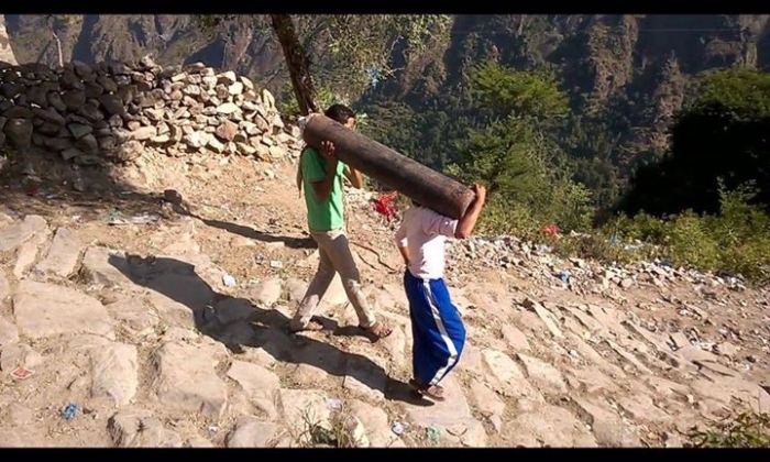 بالصورة.. منشور مؤثر جداً لأحد أبناء تعز ينعي مولوده ويكشف سبب موته