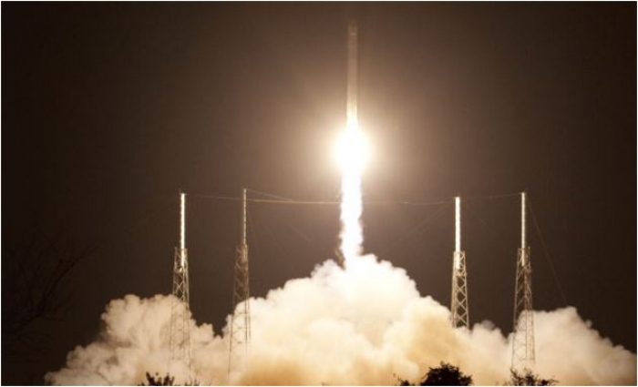 لأول مرة صور وفيديو : صاروخ ينطلق لوضع أقمار صناعية في مدارها،ويعود للأرض سالماً