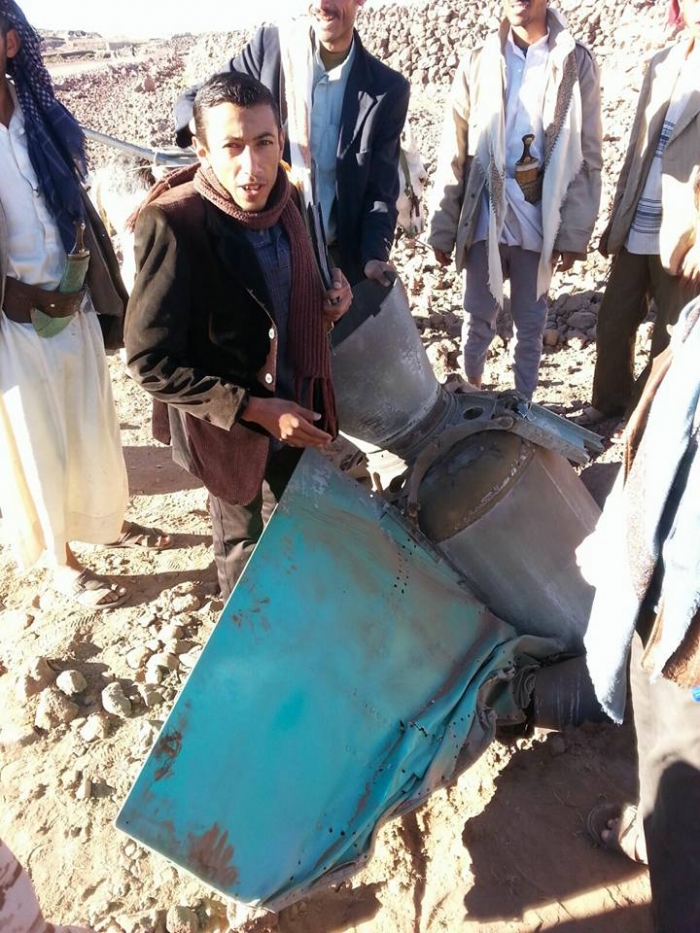 شاهد بالصورة .. الصاروخ الذي اطلقه الحوثيون تجاه السعودية يسقط في قرية بعيال سريح في عمران