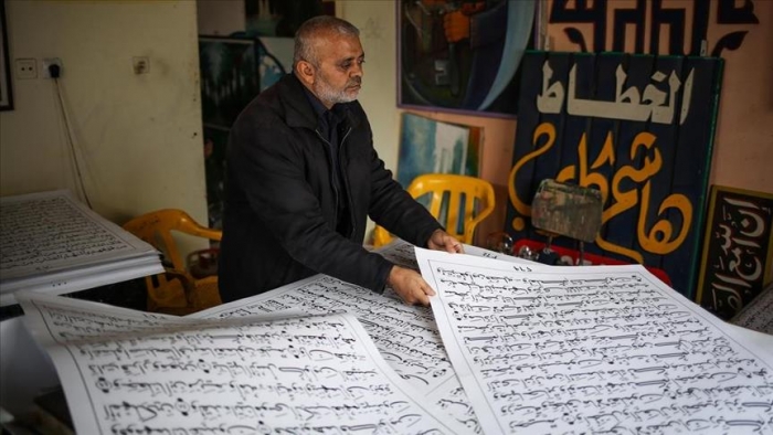هاشم كلوب.. فلسطيني ينسخ المصحف بخط يده بحجم كبير