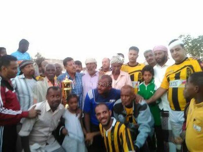 في تظاهرة كروية نجوم الكرة العدنية يشاركوا أبناء لحج الاحتفال بتحرير الأسرى والمعتقلين