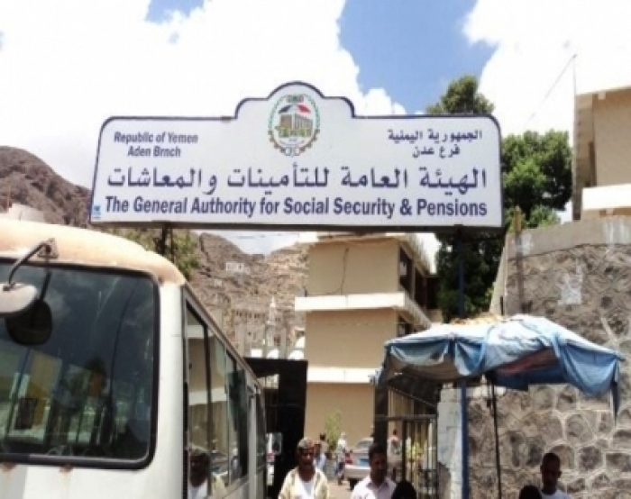 متقاعدون جنوبيون ينظمون احتجاجات أمام  مدخل القصر الرئاسي بعدن