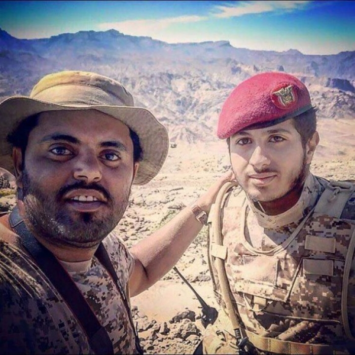 شاهد بالصورة .. نجل اللواء المقدشي ومن خلفه جبال بني حشيش على مشارف العاصمة