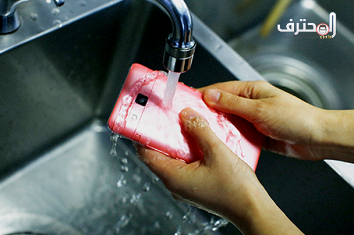 تعرف على أول هاتف ذكي في العالم يمكن تنظيفه بالصابون دون مشاكل!