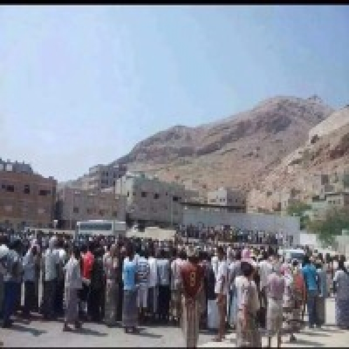 تنظيم القاعدة ينفذ حكم الرجم بامرأة اتهمت بالزناء في المكلا (صور)