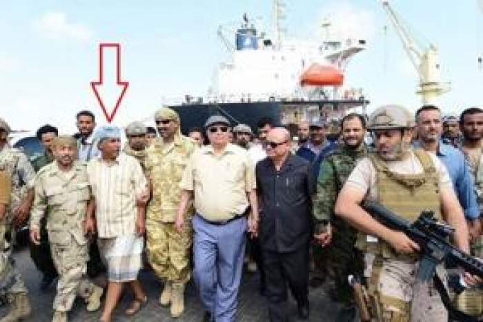 شاهد بالصورة : ظهور رجل “بطل الظل” بجوار هادي يشعل مواقع التواصل الاجتماعي.