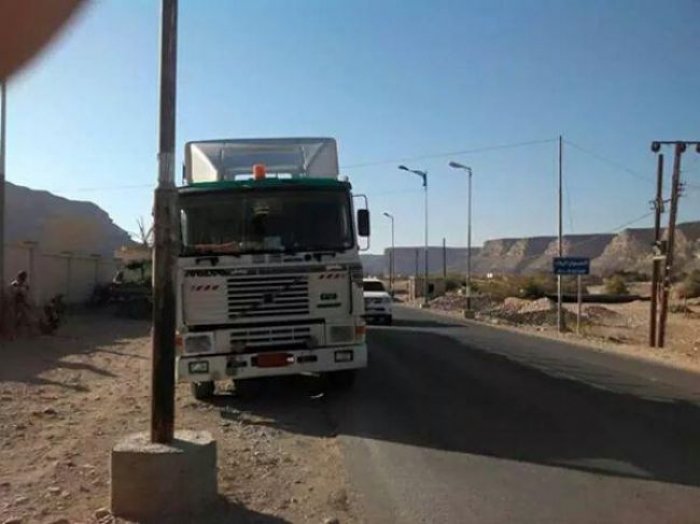 بعد إغلاق التهريب الغربي، الجيش يقبض على ترسانة أسلحة للحوثيين على حدود عمان"صور"