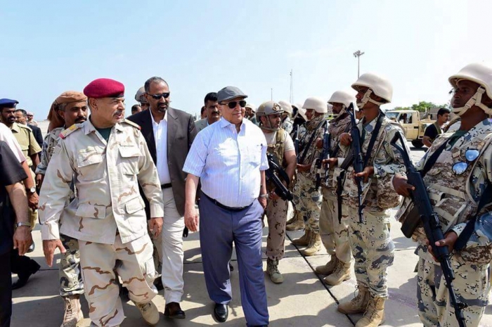 عاجل: رئيس الجمهورية يزور مطار عدن الدولي (صورة)