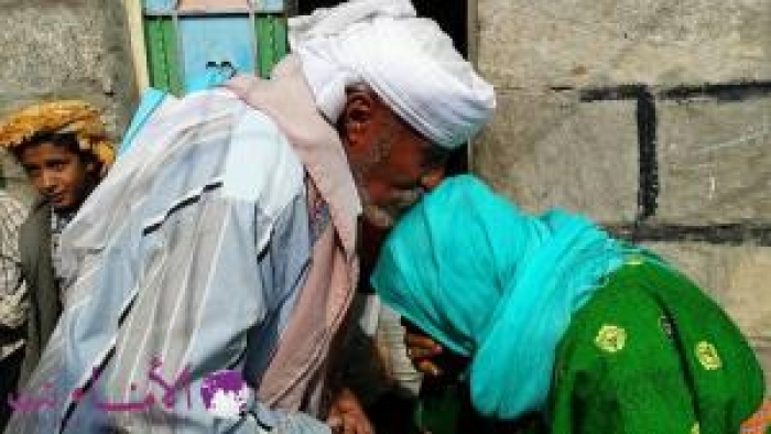 بعد عقد ونصف من الزمن .. سالم ونور يلتقيان في يافع .. قصة ممزوجة بدموع الفرح والحزن "صورة مؤثرة"
