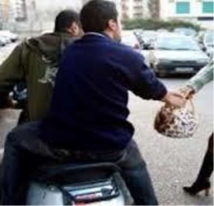ملسحان ينهبان "بائع"  في عدن، جنوب اليمن
