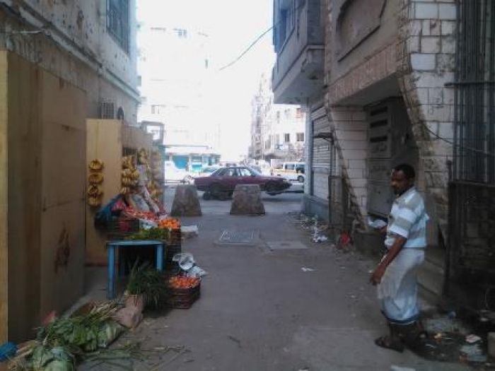 قوات الامن تخلي سيارة مفخخة من اهم شوارع عدن .. صورة   فيديو