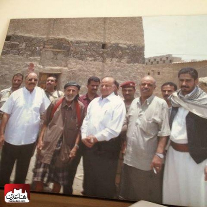 شاهد صورة: نادرة للرئيس هادي بجوار علي محسن الاحمر والفضلي