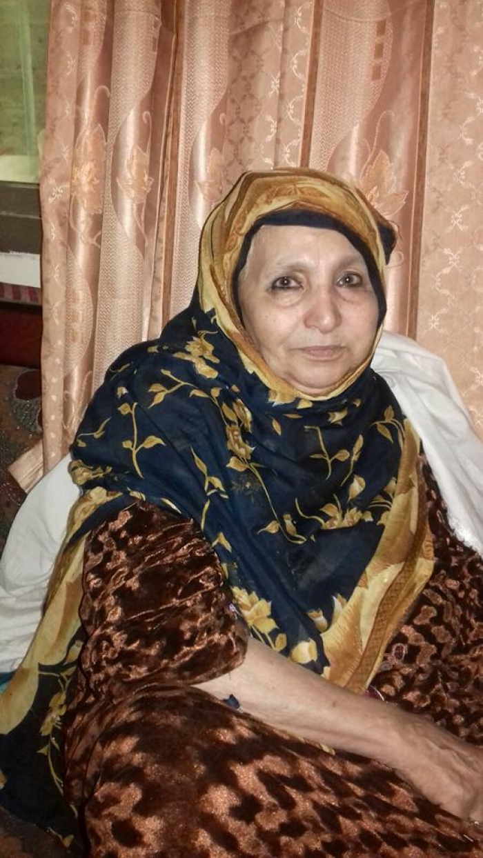 صورة : ماذا قال الزميل شكري الحذيفي لـ امه التي فجر الحوثي منزلها بتعز ؟!
