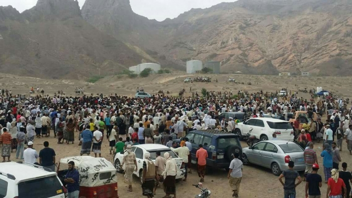 شاهد أول صورة واضحة للشيخ راوي العريقي قبيل دفنه والآلاف يشيعون جثمانه
