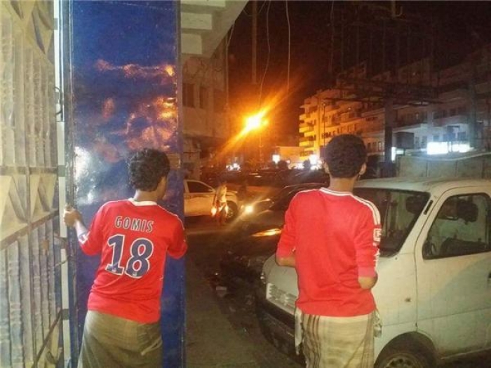 عاجل/ شباب في شارع رئيسي بعدن يضبطون سيارة مفخخة وسرعة حضور الأمن لتفكيكها (صورة )
