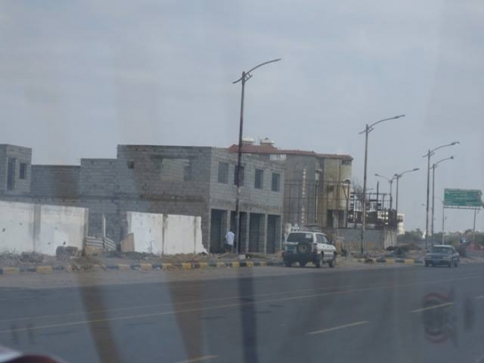سكان خور مكسر يستنجدون بالزبيدي