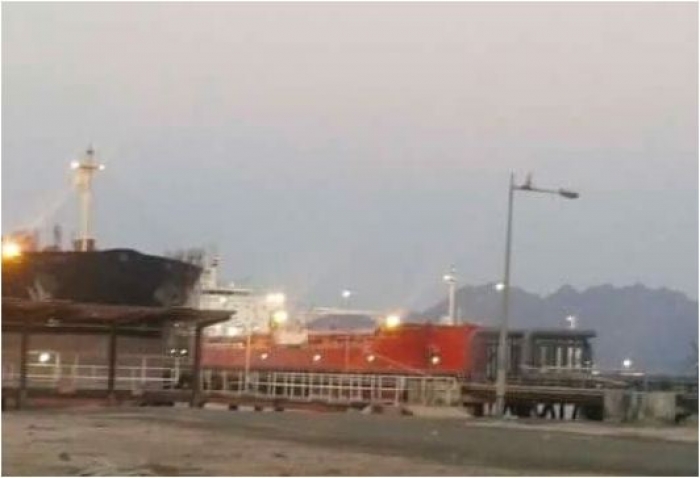 ميناء الزيت بعدن يستقبل باخرة محملة بـ40 الف طن من البنزين