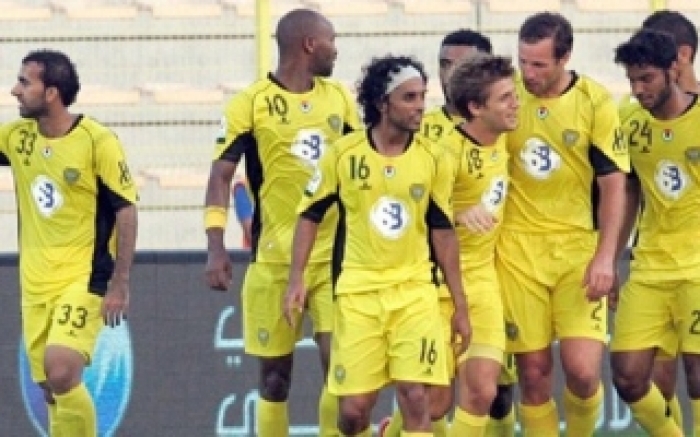 شاهد بالفيديو.. ماذا فعلت صاعقة رعدية بتدريبات الوصل الاماراتي