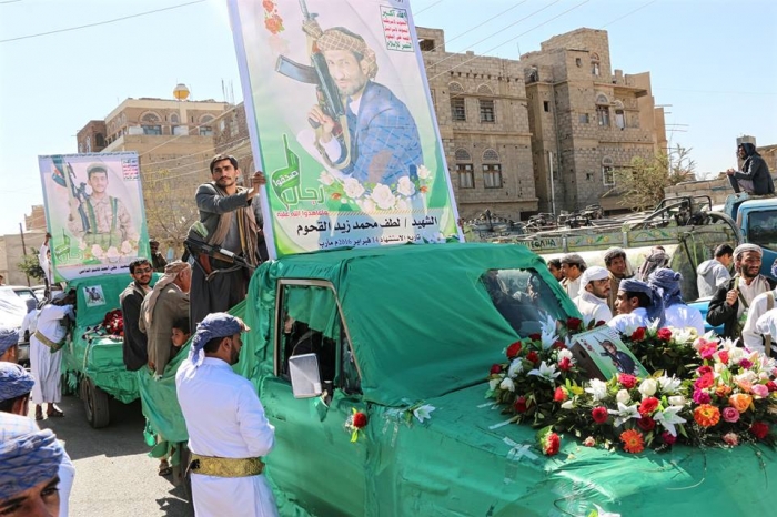 شاهد بالصور.. بهذا الطريقة الغريبة شيع الحوثيين منشد "ما نبالي "