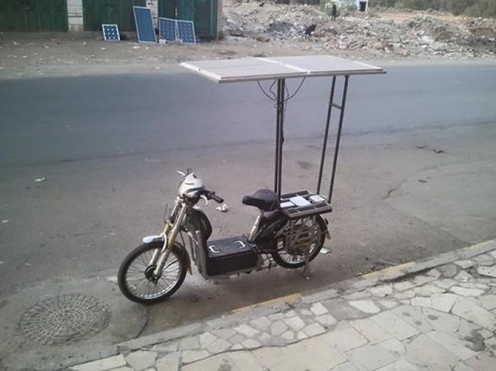 بالصورة : مهندس يمني يبتكر دراجة جديدة بالطاقة الشمسية ويبدأ بتشغيلها في صنعاء (شاهد)