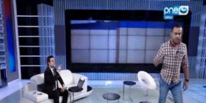 بالفيديو: مذيع مصري ينسحب من البرنامج بعد قيام ضيفه باختراق جواله على الهواء
