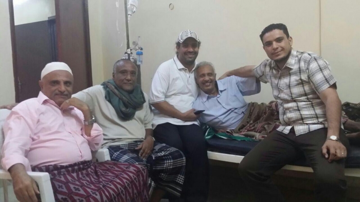 وزير الشباب والرياضة يتابع الحالة الصحية لقيصر الكرة اليمنية