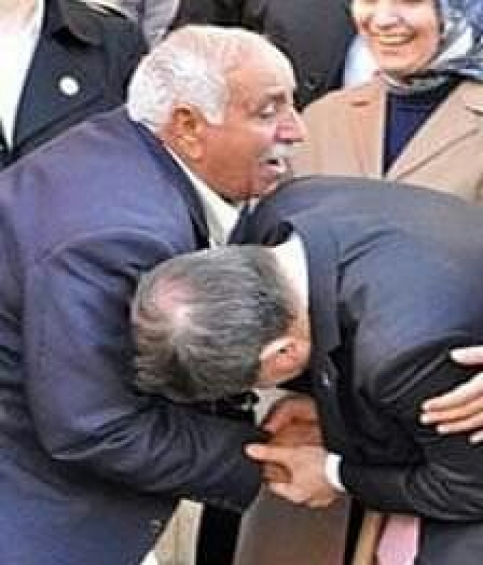 قاض يقبل يد متهم.. والسبب؟