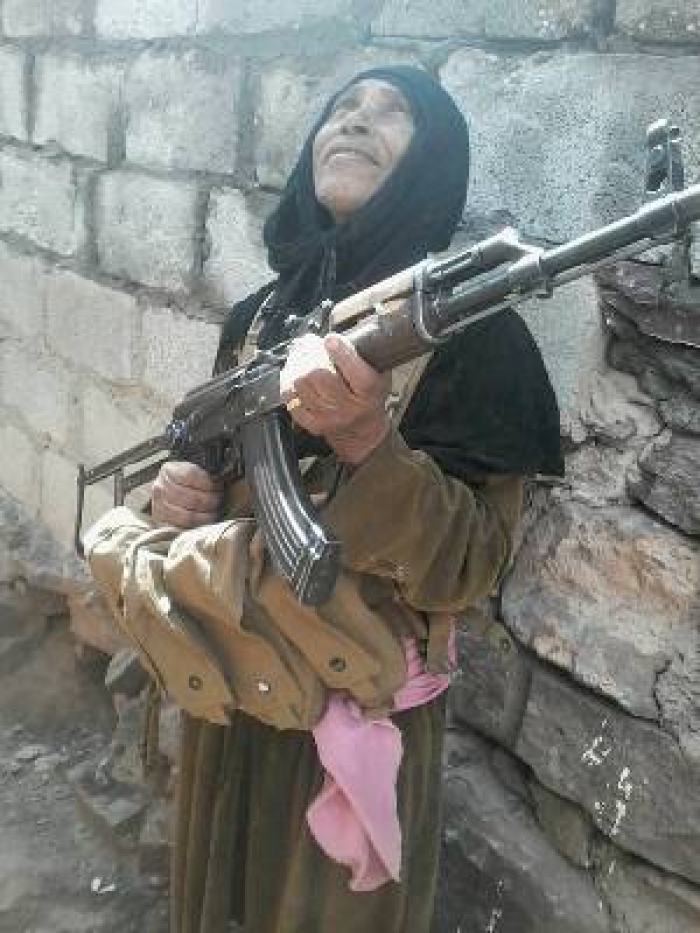 شاهد الصورة لـ إمرأة مقاومة اقسمت ان مليشيا الحوثي لن تدخل مريس وهي على قيد الحياة