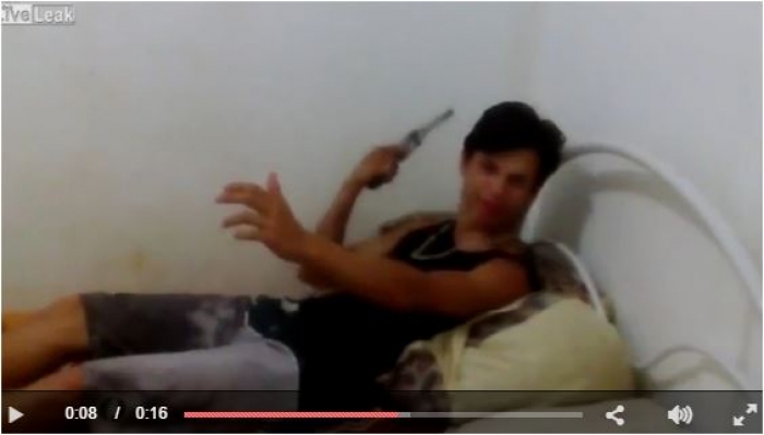 نجا من الموت بأعجوبة بالفيديو: شاب يطلق النار على رأسه وهو يعبث بالمسدس