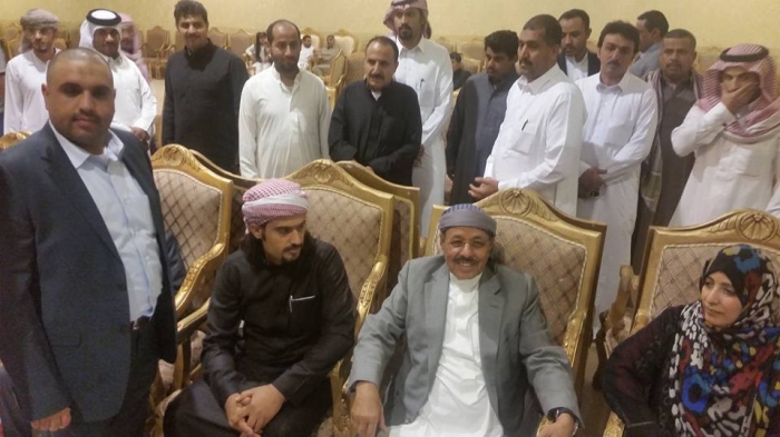 شاهد بالصورة : توكل الى جوار الفريق علي محسن الأحمر في عزاء القيادي بالحراك الجنوبي عبدالله الناخبي