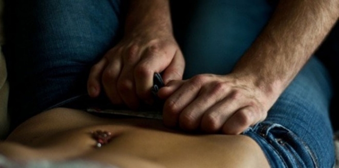 متحرّش ينزع ثوب مغنية إيرانية على المسرح