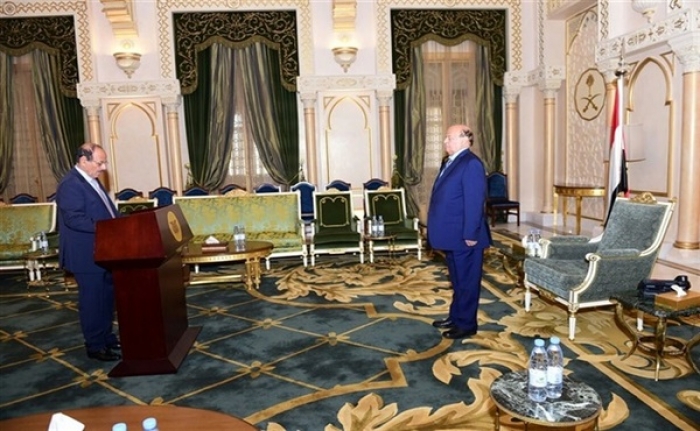 الأحمر وبن دغر يؤديان اليمين الدستورية أمام الرئيس هادي