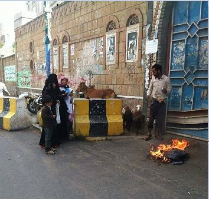 شاب يمني يحرق ملابسه اليوم أمام مبنى ديوان محافظة إب لهذا السبب ..صورة