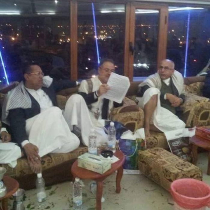 شاهد ماذا يتناولون في استراحته؟! .. صورة حصرية لرئيس الحكومة ووزير خارجيته يتدارسون أوضاع اليمن في جلسة ليلية مغلقة